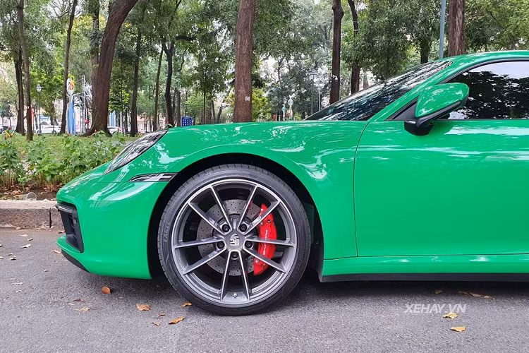 Nhìn từ phía trước, có thể thấy ngay cụm đèn pha đã được trau chuốt lại sắc nét hơn rất nhiều. Mui xe được định hình lại với đường gân dập nổi, vòm bánh xe cũng được mở rộng trên mọi phiên bản. Các cửa hút khí được sửa đổi và dải đèn LED chạy ban ngày nằm ngang cho cái nhìn hiện đại và tương lai hơn