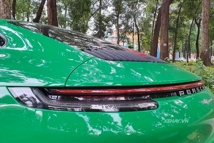 Thêm vào đó, chiều dài cơ sở của xe cũng được điều chỉnh lớn hơn thế hệ trước 45 mm đồng nghĩa với việc không gian ngồi trong xe sẽ rộng rãi và thoải mái hơn. Ở phía đuôi xe, cụm đèn hậu được nối với nhau bằng một dải LED sắc bén giống với mẫu Porsche Mission E được ra mắt cách đây không lâu. Cặp ống xả hình tròn đặt gọn gàng ở đuôi xe tạo cảm giác ''nuột nà'' hơn. Nắp động cơ phía sau cũng được tinh chỉnh lại.