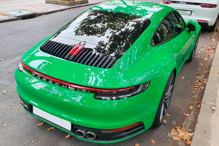 Cận cảnh bộ mâm 5 chấu kép cùng cùm phanh sơn đỏ nổi bật của siêu phẩm Porsche 911