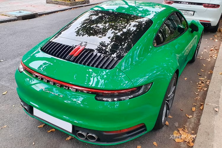 Cận cảnh bộ mâm 5 chấu kép cùng cùm phanh sơn đỏ nổi bật của siêu phẩm Porsche 911