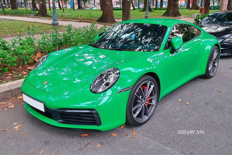 Đáng chú ý, chiếc Porsche 911 Carrera S này được chủ nhân trang bị nước sơn ngoại thất màu xanh lá, màu sắc có thể được xem là độc nhất trong số các xe 911 đời 992 tại Việt Nam ở thời điểm hiện tại.