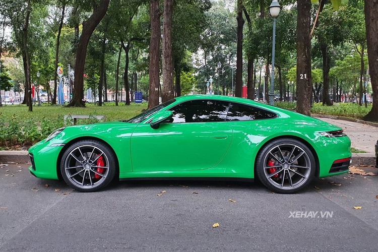 Về phần ngoại hình, Porsche 911 Carrera mã hiệu 992 sở hữu kiểu dáng không có quá nhiều thay đổi so với thế hệ cũ. Porsche vẫn giữ lại phong cách truyền thống vốn có của dòng 911 huyền thoại sau nhiều năm nhưng các chi tiết thiết kế đã được làm mới hoàn toàn.