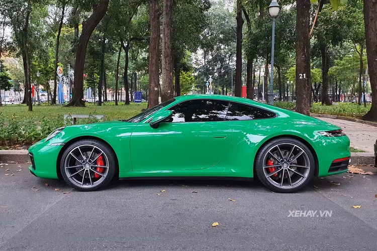 Về phần ngoại hình, Porsche 911 Carrera mã hiệu 992 sở hữu kiểu dáng không có quá nhiều thay đổi so với thế hệ cũ. Porsche vẫn giữ lại phong cách truyền thống vốn có của dòng 911 huyền thoại sau nhiều năm nhưng các chi tiết thiết kế đã được làm mới hoàn toàn.