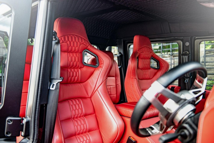 Kahn Flying Huntsman 6x6 rõ ràng là còn hơn cả một chiếc khiến người khác ngoái đầu nhìn, nếu bạn có đủ kinh tế để rước nó về garage của mình.