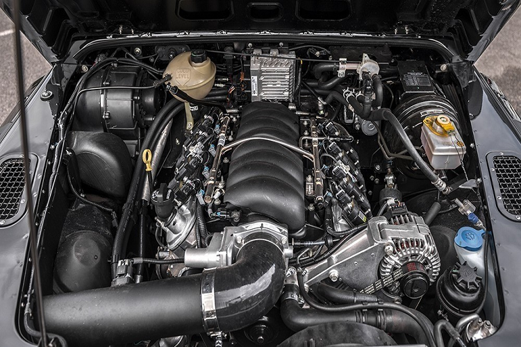 Để tạo vẻ tương phản với bề ngoài, nội thất xe ngập tràn chất liệu da màu đỏ, cùng với sự hiện diện của vô lăng 3 chấu, tấm trải sàn bằng cao su dày, dấu ấn thương hiệu “Chelsea Truck Company”, thanh ốp ngưỡng cửa đặc biệt, và nhiều chi tiết được làm riêng khác.