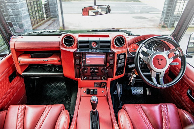 Chiếc xe 6x6 này đương nhiên cũng có nhiều tính năng sang chảnh như ghế trước sưởi ấm, cửa sổ mở tự động, hệ thống cảnh báo và khóa xe điện tử, và một hệ thống thông tin giải trí cung cấp truy cập tới các tính năng khác.