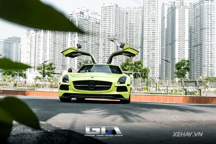 Trên thực tế, Mercedes-AMG SLS không chỉ là một siêu xe có ngoại hình rất đẹp mắt và nổi trội, mẫu xe này còn gây sự chú ý với người xem nhờ thiết kế cửa xe mở kiểu cánh chim (gullwing) độc đáo.