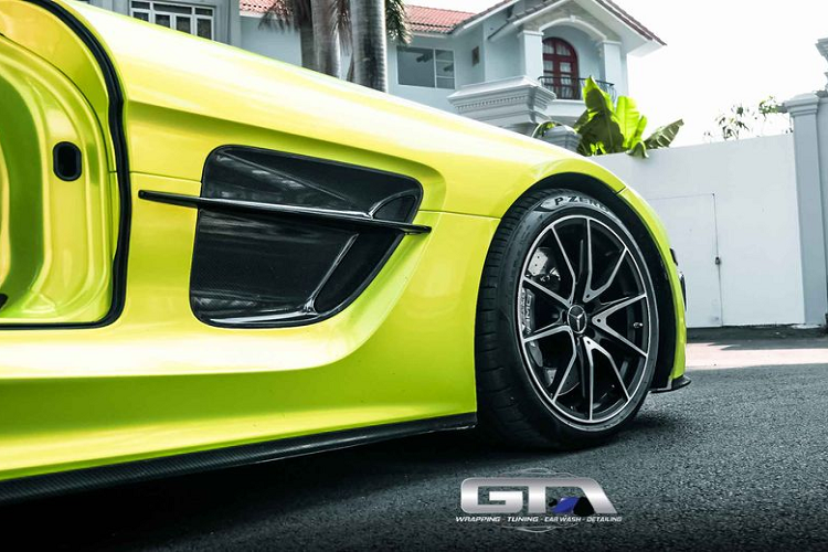 Chính vì thời gian gấp rút, việc dán toàn bộ chiếc Mercedes-Benz SLS trong bài viết đòi hỏi ở những người thợ sự tập trung cao độ cũng như kỹ năng chuyên rất môn tốt nhằm cho ra một sản phẩm ưng ý cho chủ xe.