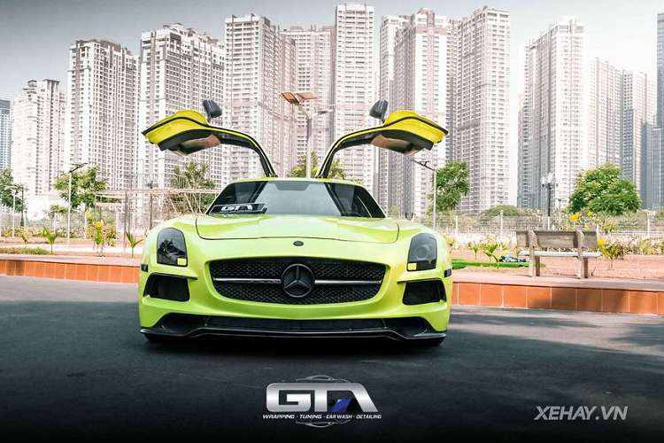 Bên dưới nắp ca-pô, siêu phẩm Mercedes-AMG SLS sử dụng khối động cơ V8 6.2L hút khí tự nhiên, sản sinh công suất 563 mã lực tại 6.800 vòng/phút và 650 Nm mô-men xoắn tại 4.750 vòng/phút. Mức giá xe Mercedes-AMG SLS khi về Việt Nam lên đến 12 tỷ đồng.