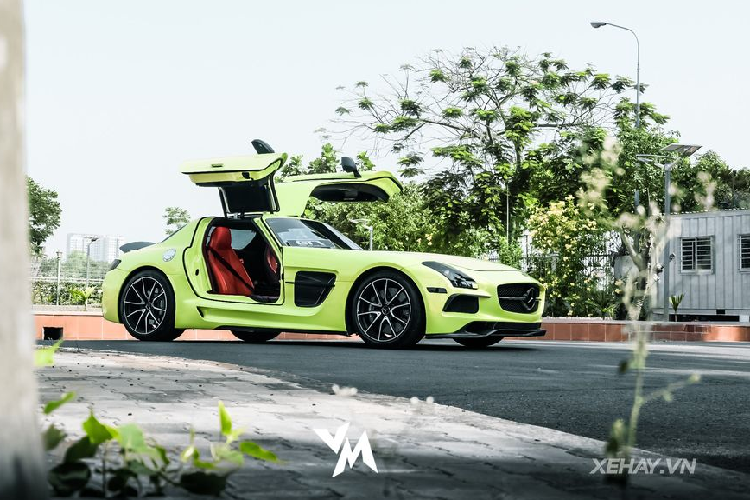 Với cấu tạo cửa mở ngược lên trên, Mercedes-AMG SLS dễ dàng tạo sự khác biệt so với phần còn lại của làng siêu xe thế giới.