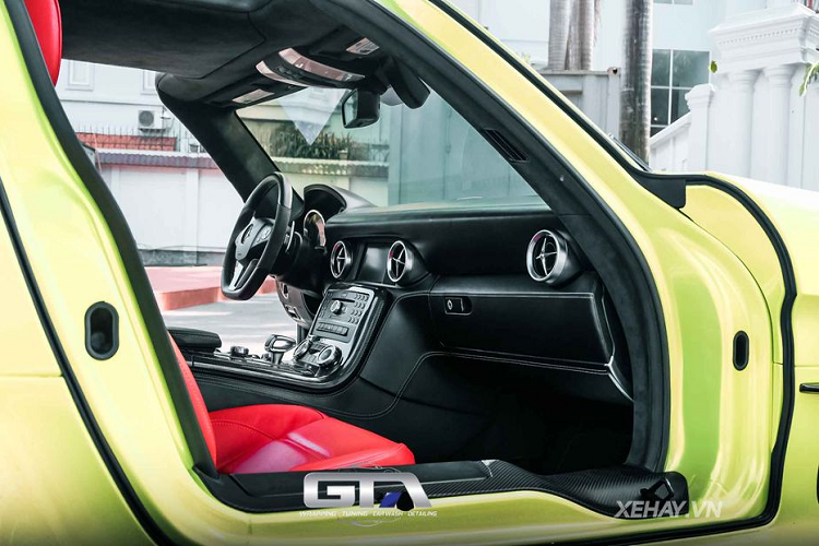 Đây là lần đổi màu thứ 3 kể từ khi siêu xe Mercedes-AMG SLS này được đưa về Việt Nam. Trước đó, xe có màu sơn trắng và sau một thời gian, xe lại chuyển qua màu sơn xám ánh tím lạ mắt và nay là màu xanh lá như trong hình.