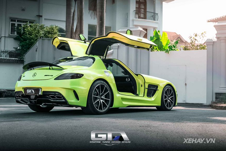 Được biết, để hoàn thiện "bộ cánh" màu xanh lá nổi bật này, chủ nhân của chiếc SLS đã lựa chọn phương pháp dán đề-can thân xe. Đáng chú ý, toàn bộ quá trình dán xe chỉ được diễn ra trong đúng 1 ngày bởi ngay sau đó, chiếc Mercedes-Benz SLS này đã được chủ nhân mang đi tham dự hành trình siêu xe VietRally 2021 vừa diễn ra hồi trung tuần tháng 4 vừa qua.