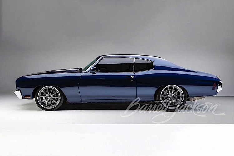 Và bộ mâm Forgeline ZX3 19 inch phía trước, 20 inch phía sau, bọc trong lốp Michelin Pilot Sport.