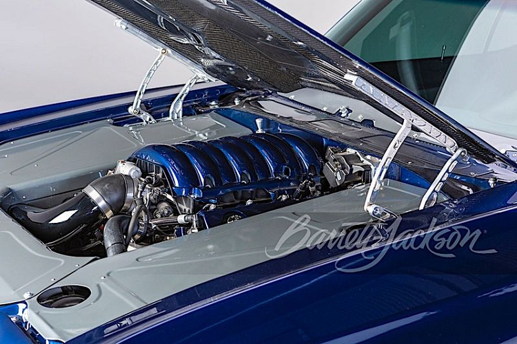 Khối động cơ V8 6.2L sản sinh công suất 457 mã lực, kết hợp hộp số tự động 8 cấp.