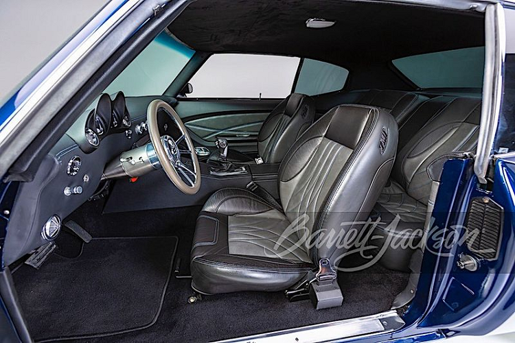 Di chuyển vào bên trong, chiếc xe cổ Chevrolet Chevelle Malibu được làm mới với nội thất màu xám Charcoal Gray cao cấp, hệ thống âm thanh nổi Pioneer, kết nối Bluetooth và cổng USB bổ sung.