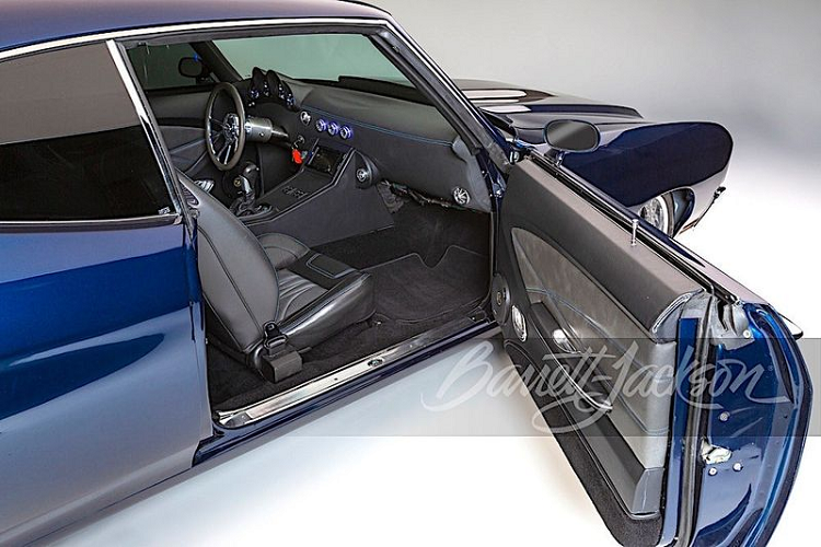 Ở bên ngoài, những sửa đổi trên Chevelle Malibu đời 1970 bao gồm sơn ngoại thất màu xanh dương Lexus Indigo Ink Pearl bóng bẩy, đèn pha kép, đèn hậu LED tuần tự....