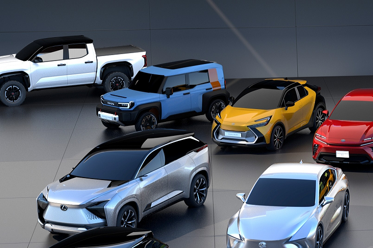 Nằm bên trong hốc bánh của xe là bộ vành la-zăng với thiết kế cổ điển và lốp chạy toàn địa hình. Trang bị này mang đến chiều cao gầm khá lớn cho mẫu SUV chạy điện. Đằng sau, Toyota Compact Cruiser EV được trang bị đèn hậu LED gợi liên tưởng đến Jeep Wrangler. Bên cạnh đó là baga nóc kéo dài về phía sau, xuống tận cửa cốp và 2 đèn phanh trên cao khá lạ mắt. Dưới cản sau cũng có tấm ốp gầm màu bạc giống như ở đầu xe.