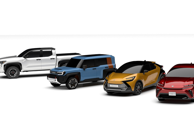 Hiện Toyota chưa công bố hình ảnh nội thất của xe. Tuy nhiên, qua video chiếu trong sự kiện trực tuyến, có thể thấy Toyota Compact Cruiser EV được trang bị bảng đồng hồ kỹ thuật số nối liền với màn hình thông tin giải trí, tạo thành một khối nằm độc lập trên mặt táp-lô. Thêm vào đó là vô lăng có thiết kế lạ mắt, cụm điều khiển nằm cao và chỉ đi kèm một vài nút điều khiển. Trên mặt táp-lô có nhiều không gian chứa đồ...