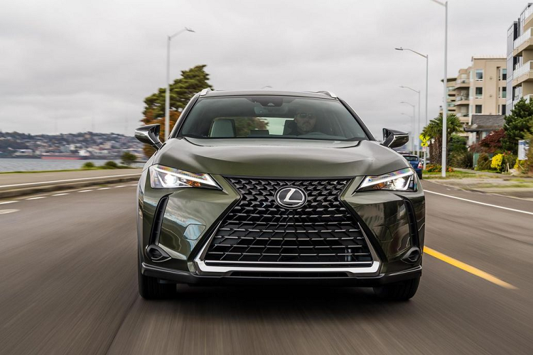Lexus UX 2022 thế hệ mới được bán ra với hai phiên bản bao gồm phiên bản có hệ dẫn động cầu trước UX 200 sử dụng động cơ 4 xi-lanh 2.0 lít kết hợp với hộp số biến thiên 10 cấp trực tiếp (DCVT).