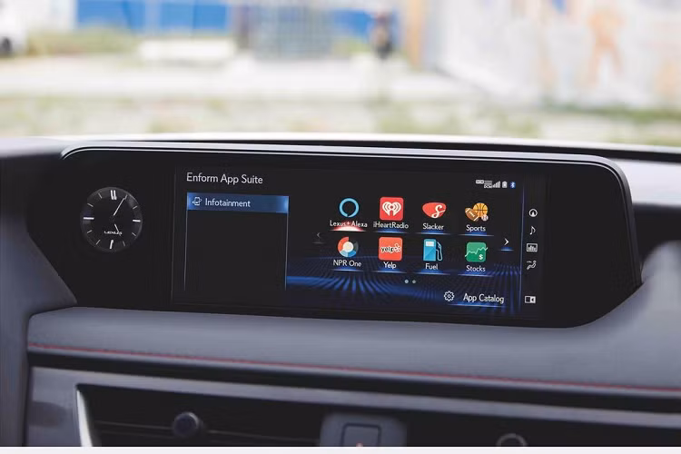 Lexus đã áp dụng cách tiếp cận lấy con người làm trung tâm để phát triển Lexus UX 2022 với nhiều chi tiết trẻ trung, sang trọng nhằm thu hút những khách hàng trẻ tuổi. Buồng lái của Lexus UX trang bị bảng đồng hồ kĩ thuật số 7 inch kết hợp màn hình thông tin giải trí 10,3 inch, cùng với đó là hệ thống âm thanh Lexus Premium.