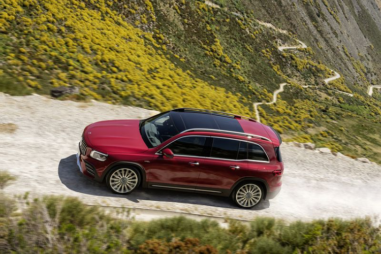 Giá xe Mercedes-AMG GLB 35 4Matic 2021 chính hãng tại việt Nam được đề xuất là 2,69 tỷ đồng (đã bao gồm thuế GTGT). Xe có các màu Trắng Polar, Đen Cosmos, Xanh Denim, Bạc Iridium, Xám Mountain, Xanh Galaxy và Vàng Rose. 