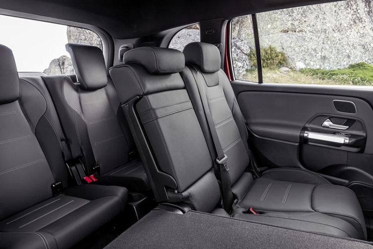 Tương tự như dòng GLB thông thường, nội thất của Mercedes-AMG GLB 35 4Matic 2021 sở hữu 7 chỗ ngồi rộng rãi, các chi tiết được ốp vân carbon và dây đai an toàn designo màu đỏ cùng nhiều tiện nghi hiện đại. Xe được trang bị hệ thống thông tin giải trí MBUX mới nhất, tích hợp giao diện rieng dành cho AMG gồm bảng đồng hồ kỹ thuật số nối liền màn hình cảm ứng trung tâm, đều có kích thước 10,25 inch.