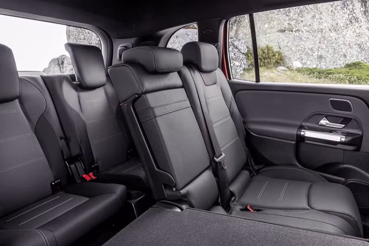 Tương tự như dòng GLB thông thường, nội thất của Mercedes-AMG GLB 35 4Matic 2021 sở hữu 7 chỗ ngồi rộng rãi, các chi tiết được ốp vân carbon và dây đai an toàn designo màu đỏ cùng nhiều tiện nghi hiện đại. Xe được trang bị hệ thống thông tin giải trí MBUX mới nhất, tích hợp giao diện rieng dành cho AMG gồm bảng đồng hồ kỹ thuật số nối liền màn hình cảm ứng trung tâm, đều có kích thước 10,25 inch.