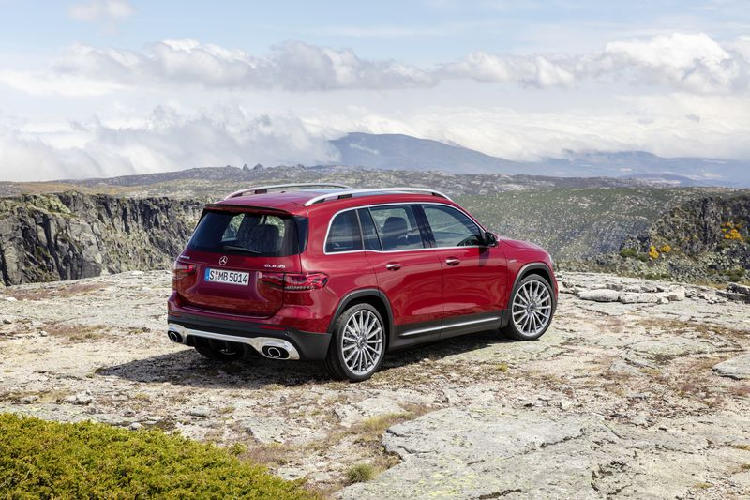 Ngay từ ngoại thất, Mẫu xe SUV Mercedes-AMG GLB 35 4Matic 2021 đã đem lại ấn tượng về sự khỏe khoắn và tốc độ nhờ gói trang bị AMG. Phần đầu xe nổi bật với lưới tản nhiệt Panamericana cùng logo “ngôi sao 3 cánh” đặt chính giữa, xung quanh là các thanh nan mạ crôm đặt dọc trông khá sang trọng.