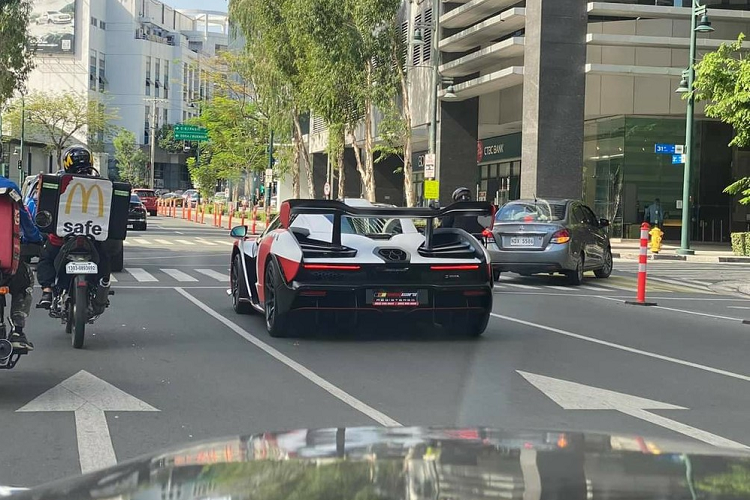 Tương tự như hàng chục siêu xe McLaren Senna khác ở châu Á, chiếc xe McLaren Senna tại Philippines vẫn có trang bị 3 ống xả, nhiều hơn 1 ống xả so với siêu xe giới hạn McLaren Senna độc nhất ở Việt Nam. Ngoài ra, chiếc hypercar này còn có thêm cửa xe dạng 1 phần bằng kính trong suốt.