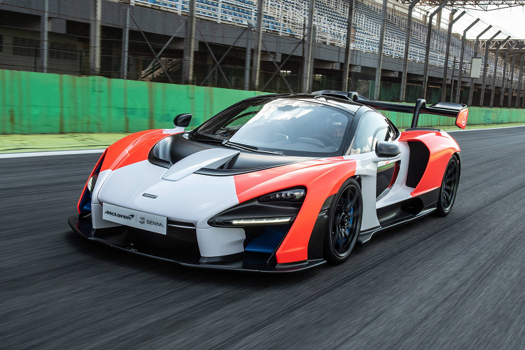 Có hai chiếc siêu xe McLaren Senna được nhìn thấy xuất hiện ở Philippines với bộ áo khác nhau là đen và trắng-cam nhưng nhiều nguồn tin lại cho rằng cặp đôi này là 1, lý do là chủ nhân của McLaren Senna màu đen đã cho xe của mình thay áo mới với tông màu cam trắng làm chủ đạo nhìn khá bắt mắt và nổi bật so với màu sơn nguyên bản.