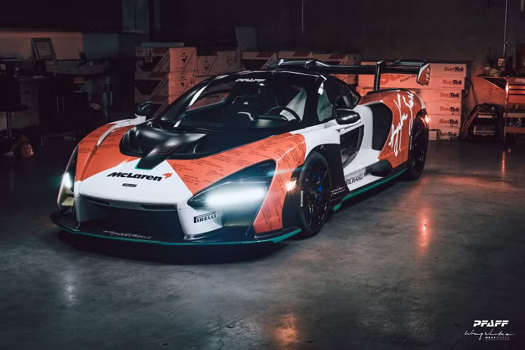 Toàn bộ sức mạnh này sẽ truyền về trục bánh sau của McLaren Senna thông qua hộp số ly hợp kép 7 cấp, nhờ đó, siêu phẩm hypercar này chỉ cần thời gian 2,8 giây để tăng tốc từ vị trí xuất phát lên 100 km/h. Tốc độ tối đa của siêu xe McLaren Senna ngang bằng với McLaren 720S là 341 km/h.