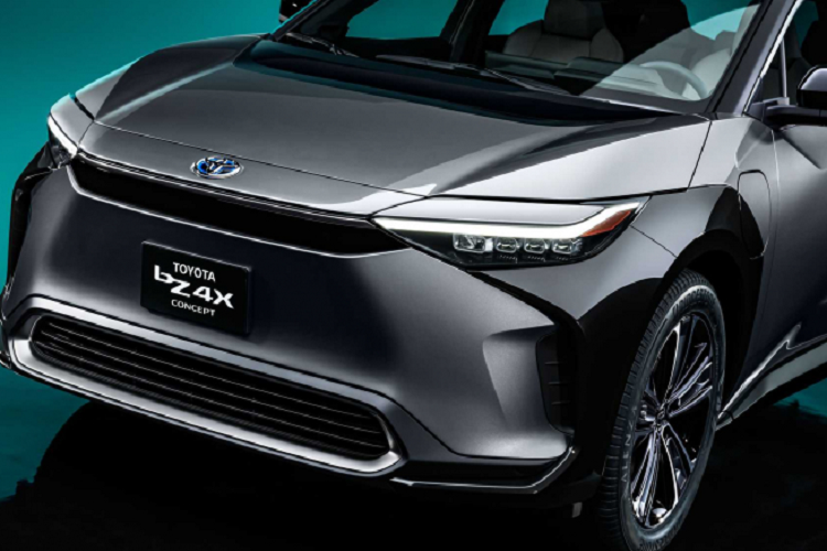 Đầu xe lẽ ra không có lưới tản nhiệt vì là xe điện. Tuy nhiên, bZ4X concept lại có 1 khe tảng nhiệt nhỏ hình lục giác mỏng. Đây có thể chỉ là chi tiết trang trí, giúp tăng độ sâu cho thiết kế và làm nổi bật cụm đèn pha và đèn chạy ban ngày LED ở đầu xe.