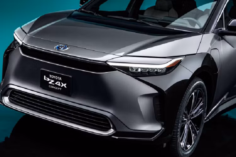 Đầu xe lẽ ra không có lưới tản nhiệt vì là xe điện. Tuy nhiên, bZ4X concept lại có 1 khe tảng nhiệt nhỏ hình lục giác mỏng. Đây có thể chỉ là chi tiết trang trí, giúp tăng độ sâu cho thiết kế và làm nổi bật cụm đèn pha và đèn chạy ban ngày LED ở đầu xe.