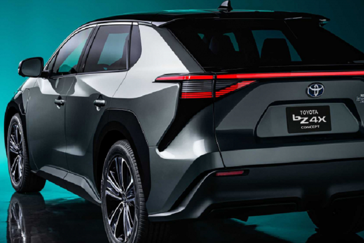 Toyota bZ4X chạy điện có nhiều chi tiết điêu khắc phức tạp, giúp tăng độ nhận diện. Trong đó bao gồm phần xẻ rãnh kéo dài từ hốc đèn sương mù lên đường vai và một đường rãnh tương tự ở đuôi xe và chắn bùn sau. Cột C có đường gờ dốc tạo hình sắc cạnh khi quan sát chiếc xe cắt ngang từ bên hông. Nóc xe kết hợp với cánh gió tạo hiệu ứng nối dài từ đầu ra sau.