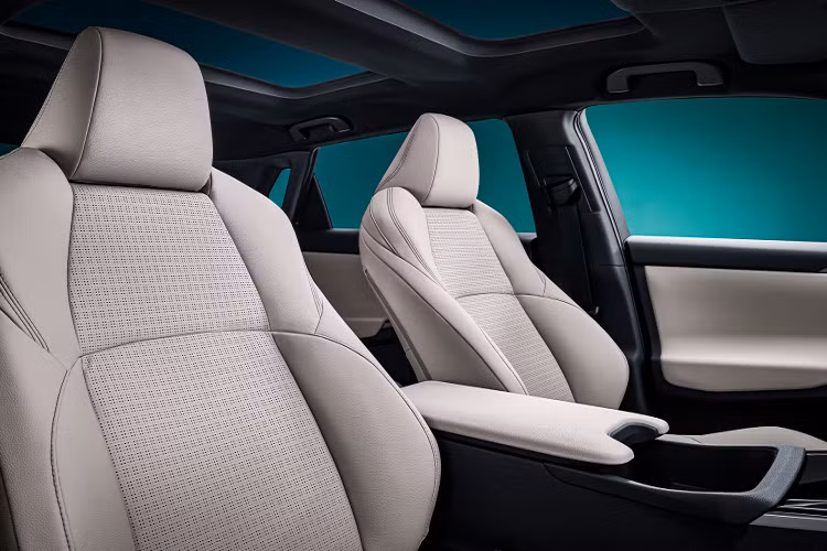 Bên trong cabin gây chú ý với 2 màn hình lớn. Một màn hình đồng hồ kỹ thuật số sau vô lăng và 1 màn hình thông tin giải trí cỡ lớn đặt ngang giữa xe. Màn hình cụm đồng hồ được đặt trong hốc mở, tạo cảm giác như xe đua.