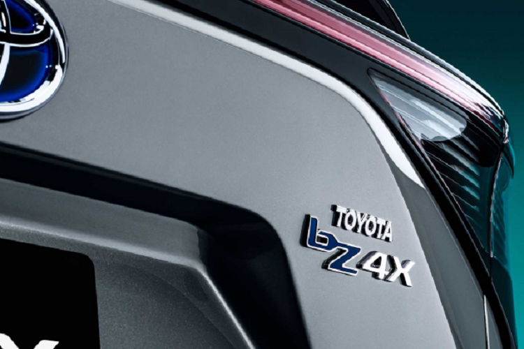 Sau xe bZ4X sở hữu dải đèn hậu thời trang, kéo dài hết phần đuôi. Các dải đèn LED xếp chồng theo chiều ngang tạo ra nét "tương lai". Dàn mâm lại khá đơn gản với họa tiết hoa mai 5 cánh cách điệu.