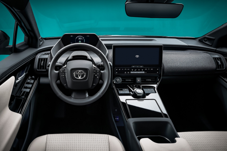 Về ngoại hình, có thể thấy mẫu xe điện Toyota bZ4X concept thiết kế khá hiện đại và hầm hố. Thân xe cơ bắp và nhiều góc cạnh, khác hẳn kiểu thiết kế trung tính thường thấy của hãng xe Nhật.