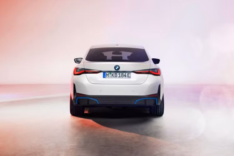 BMW i4 chạy điện sẽ được cung cấp dưới nhiều biến thể khác nhau với phạm vi di chuyển lên đến 590km. Phiên bản M Performance dự kiến đạt công suất 530 mã lực cùng thời gian tăng tốc từ 0-100km/h chỉ trong 4 giây.