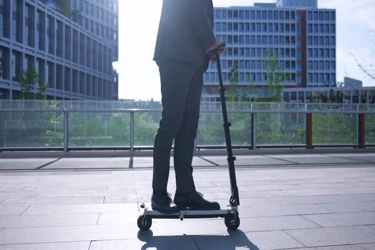 Với kích thước khi gập lại chỉ là 39,6 x 16,2 x 9,9 cm, mẫu scooter điện này có đến ba phiên bản gồm tiêu chuẩn, Air Special, và một phiên bản Pro. Ngoài ra, Blizwheel còn cung cấp một phiên bản gọi là Lite, nhưng bản này không chạy bằng điện, vì vậy chúng ta sẽ chỉ tập trung vào ba phiên bản còn lại.