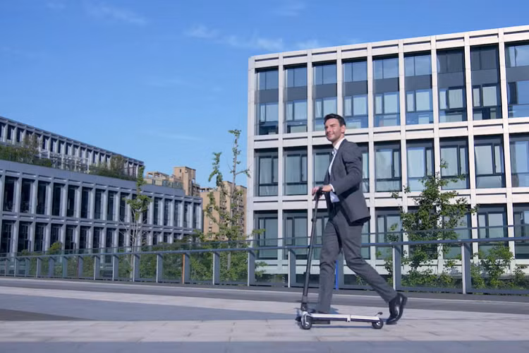 Bên cạnh đó, chiếc xe scooter điện có vẻ ngoài tí hon và tối giản này cũng thông minh hơn bạn nghĩ về phương diện thiết kế và tính năng. Nó có thể tự đứng mà không cần bạn giữ, và có một ứng dụng chuyên dụng để khóa mô tơ điện của nó.