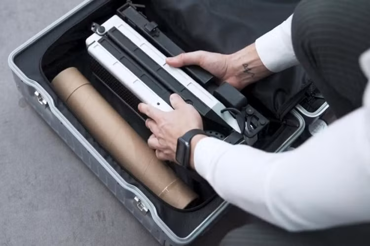 Cho dù những chiếc xe scooter chạy điện ngày nay đã rất tiện lợi và có tính di động cao, chúng vẫn có thể được cải tiến hay hơn nữa. Đó chính là những gì Blizwheel đang cố gắng thực hiện bằng cách tạo ra một chiếc Blizwheel E-Scooter chạy điện 2 bánh có thể gấp lại và bỏ vừa ba lô của bạn.