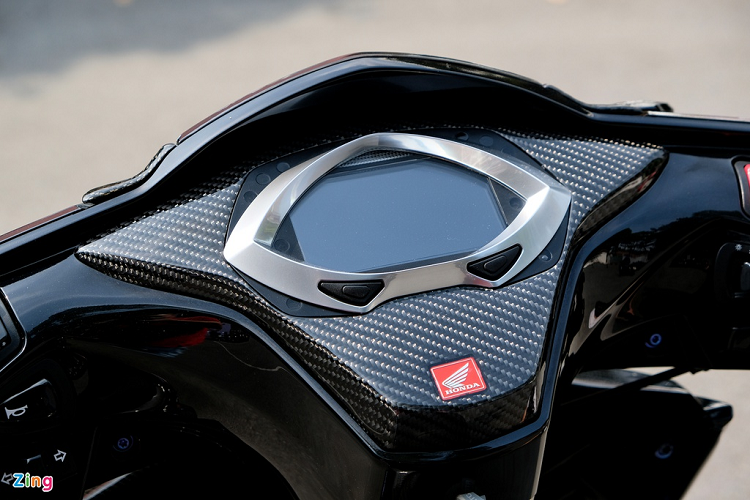 Nếu Air Blade đời 2020 nổi bật với đồng hồ kỹ thuật số thì chiếc Air Blade thế hệ thứ 3 này cũng không kém cạnh. Đồng hồ truyền thống được thay bằng loại Koso RXF. Để tương thích với đồng hồ mới, phần ốp đầu xe được sửa đổi và phủ bằng carbon. Trang bị này có giá hơn 15 triệu đồng.