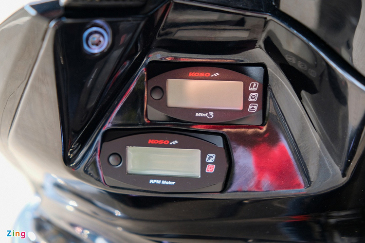 Ngoài đồng hồ chính mới, chủ xe còn lắp thêm 2 đồng hồ phụ là Koso Mini 3 và Mini 4. Koso Mini 3 thông báo điện ắc-quy, báo giờ, nhiệt độ trong khi đồng hồ còn lại đo vòng tua của máy. Hai đồng hồ này được lắp ở khoảng trống bên trái của yếm, tách biệt với đồng hồ chính để không gây rối mắt. 