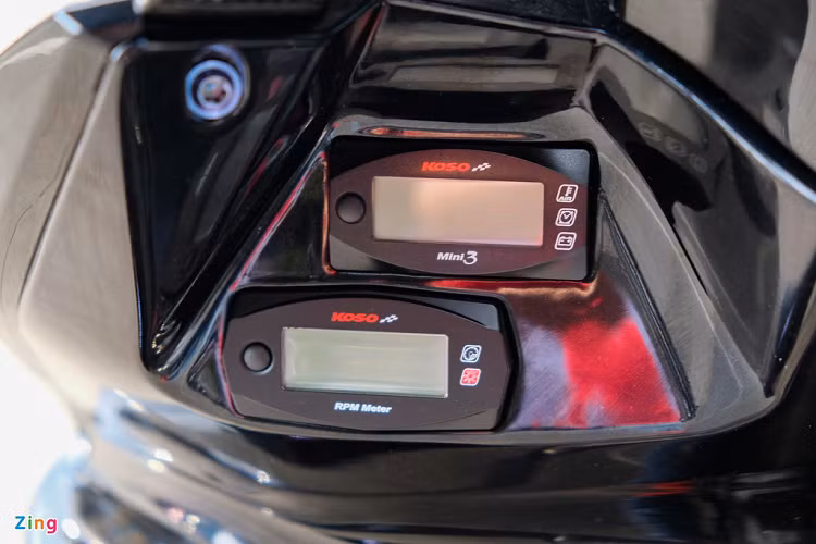 Ngoài đồng hồ chính mới, chủ xe còn lắp thêm 2 đồng hồ phụ là Koso Mini 3 và Mini 4. Koso Mini 3 thông báo điện ắc-quy, báo giờ, nhiệt độ trong khi đồng hồ còn lại đo vòng tua của máy. Hai đồng hồ này được lắp ở khoảng trống bên trái của yếm, tách biệt với đồng hồ chính để không gây rối mắt. 