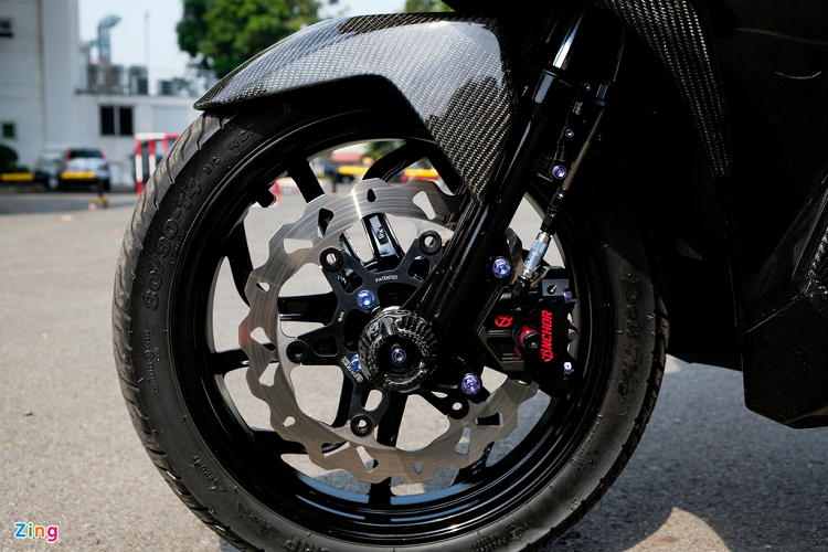 Di chuyển xuống phía dưới, xe sử dụng cặp mâm Chemco với họa tiết 5 cánh hoa bắt mắt. Ở phía trước là kẹp phanh Anchor Moto3 đi kèm đĩa Galfer kiểu full-floating. 