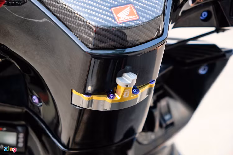 Đáng chú ý là hệ thống trợ lực trung tâm của Ohlins TTX được lắp chìm vào dàn nhựa xe. Tuy không phổ biến bằng loại trợ lực dạng thanh, trợ lực trung tâm có ưu điểm là gọn gàng hơn. Trang bị này có giá gần 20 triệu đồng. 