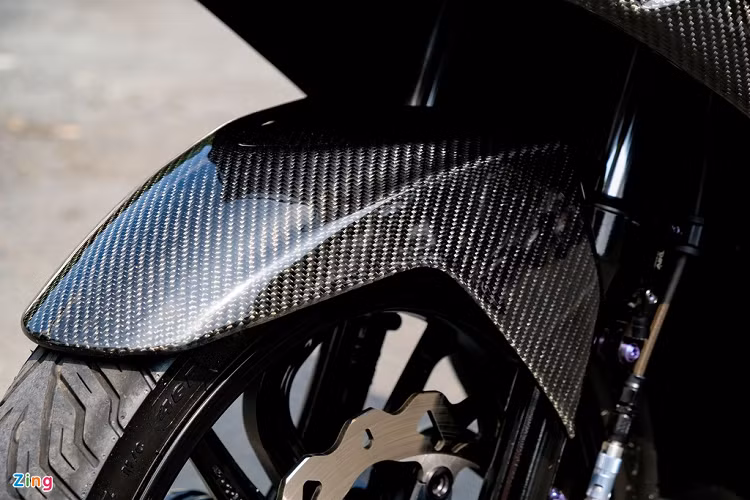 Tổng thể, kiểu dáng của bản độ không thay đổi so với nguyên bản. Chiếc tay ga được phủ trong tone màu đen của carbon và nhựa. Phần lớn bề mặt của xe được làm bằng carbon. Dàn trang bị mới cũng được ưu tiên màu đen. Theo chủ xe, riêng chi phí phủ carbon cho xe đã lên đến 40 triệu đồng. Dàn ốc titanium cũng là một điểm nhấn của xe. 