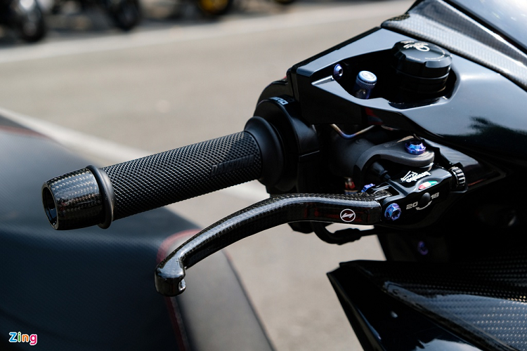 Cùm phanh trái, phải sử dụng lần lượt các thương hiệu TWM và Brembo, đi kèm phần tay bằng carbon nguyên khối. Các trang bị khác ở khu vực này gồm bình dầu CNC Racing, bao tay Daytona, kính hậu Moto Gadget. Các chi tiết này có giá gần 30 triệu đồng.