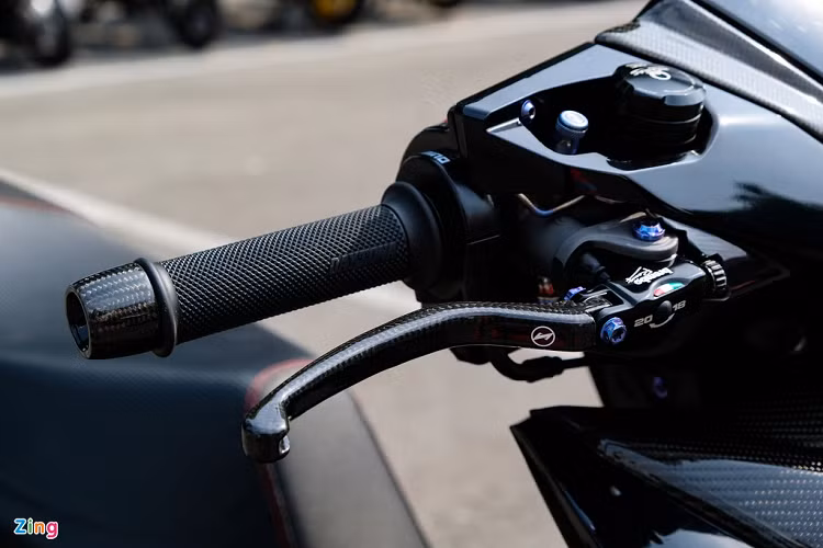 Cùm phanh trái, phải sử dụng lần lượt các thương hiệu TWM và Brembo, đi kèm phần tay bằng carbon nguyên khối. Các trang bị khác ở khu vực này gồm bình dầu CNC Racing, bao tay Daytona, kính hậu Moto Gadget. Các chi tiết này có giá gần 30 triệu đồng.