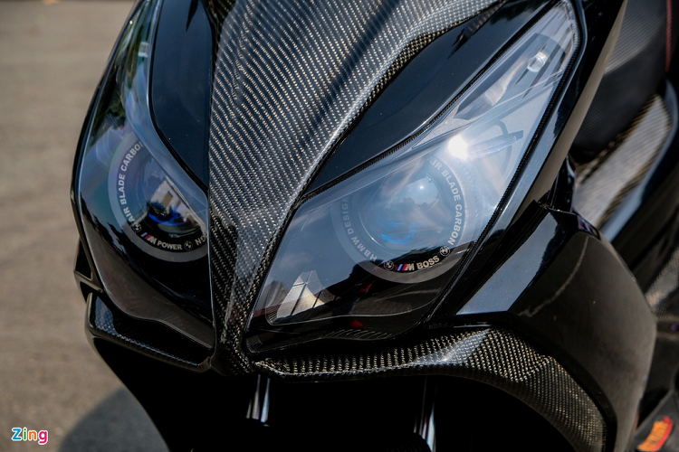 Nguyên bản, chiếc Honda Air Blade độ khủng này sử dụng đèn halogen. Bản độ này được nâng cấp lên đèn X-Light V20L Ultra. Với công nghệ đèn laser kết hợp với projector, đèn này cho hiệu suất chiếu sáng vượt trội so với nguyên bản và cả các loại đèn LED phổ thông trên thị trường. Bộ đèn này có giá khá đắt - 20 triệu đồng.